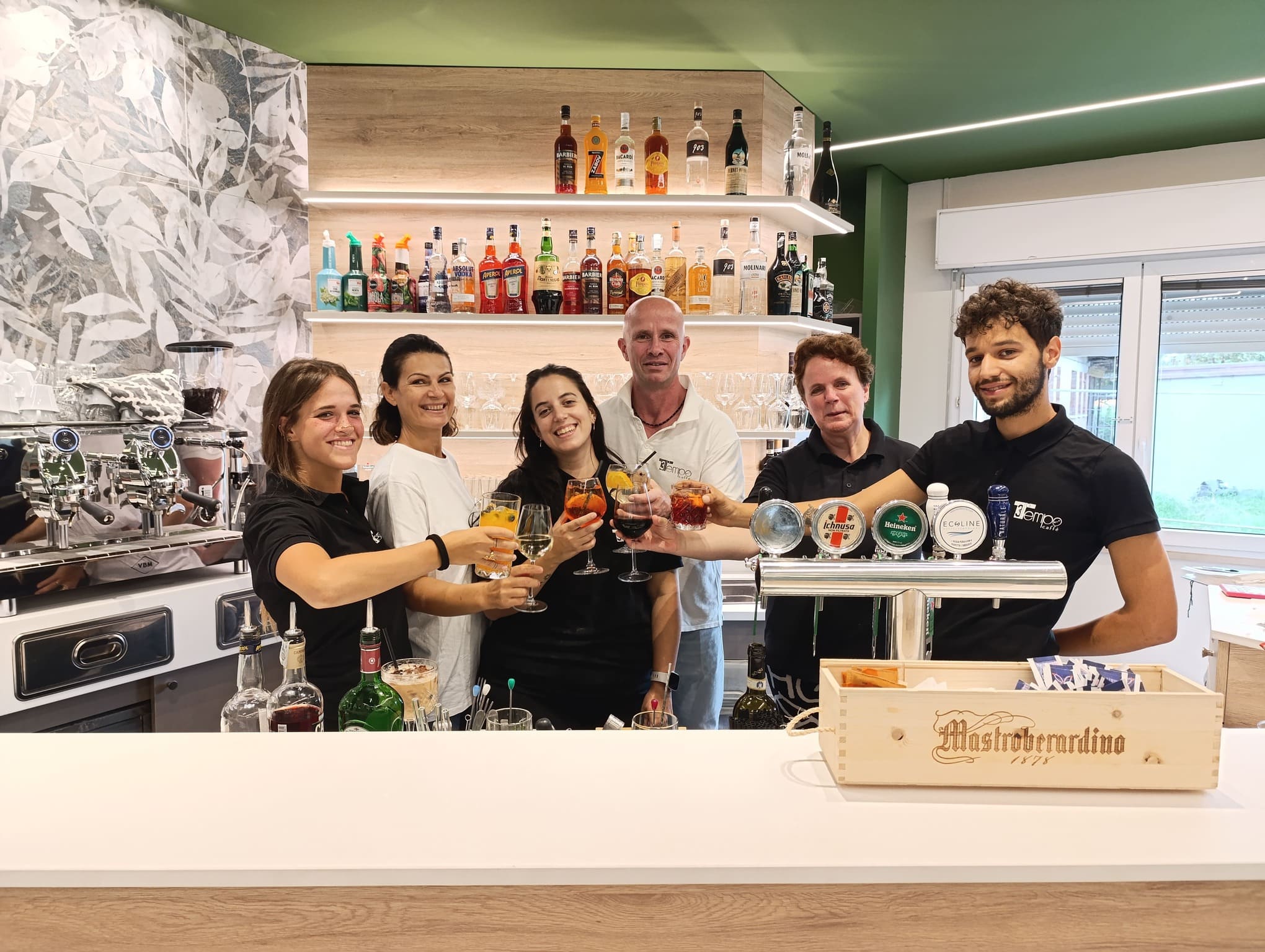 bar e cucina con lo staff di Terzo Tempo Ristorazione Forli e Bar